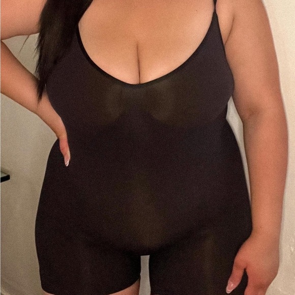 Skims sz L Seamless Sculpt Mid-Thigh Bodysuit Onyx black New without box shorts - Picture 11 of 11